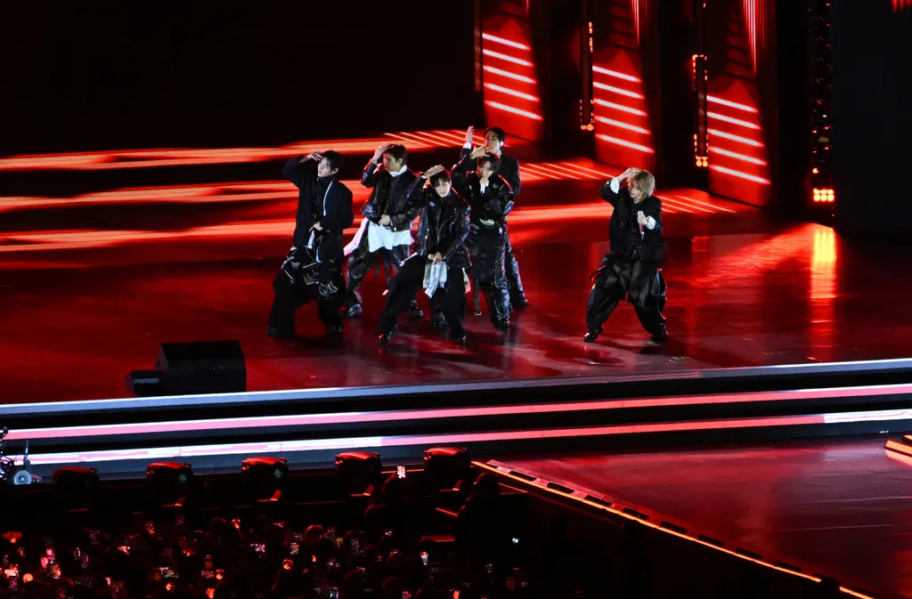 BTS khẳng định vị thế thống trị K-pop với đêm diễn trở lại lịch sử tại Gwanghwamun- Ảnh 10.