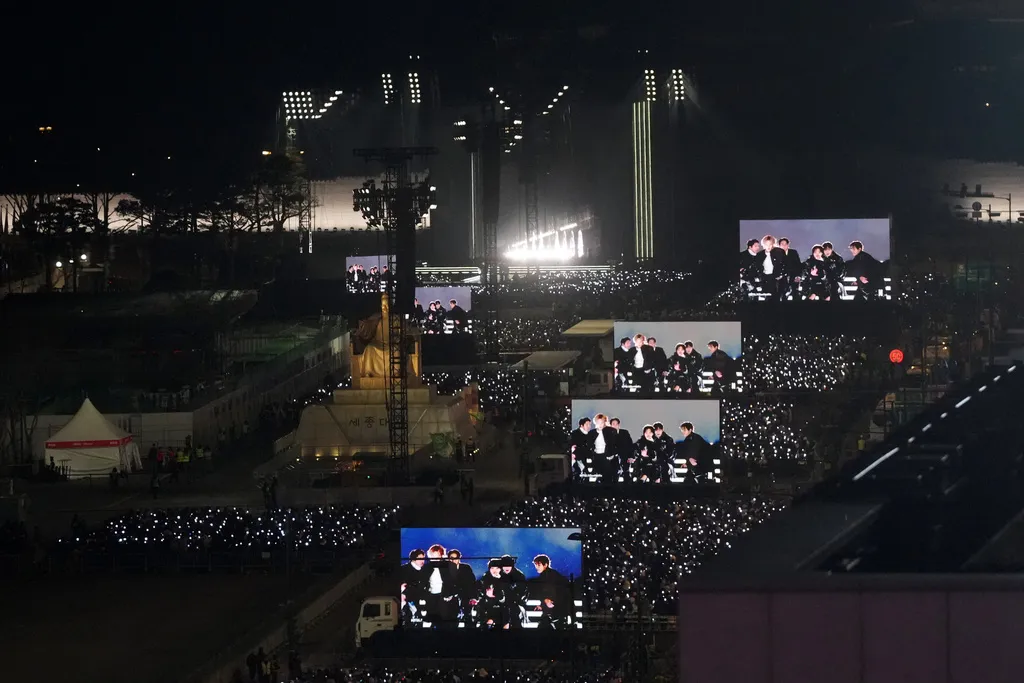 BTS khẳng định vị thế thống trị K-pop với đêm diễn trở lại lịch sử tại Gwanghwamun- Ảnh 8.