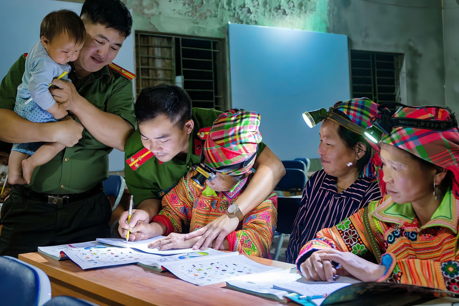 Cùng với các giáo viên, Thiếu tá Dương Văn Kháy và Thượng úy Thèn Văn Đông, cán bộ Công an xã Tân Tiến, cũng tham gia hỗ trợ lớp học. 1789967564387-2295230556967093304-6963465464266703425-9e77b00aca940163cfc88008ae75f6da.jpg