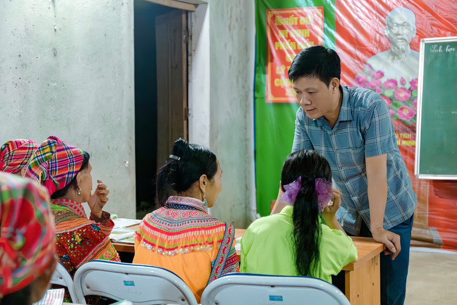Ông Bùi Thanh Hưởng - Phó Chủ tịch UBND xã Tân Tiến chia sẻ với bà con. 1789967564412-2295230556967093304-6963465464266703425-819968dedef6402a3a36c8ae1d05e6cb.jpg