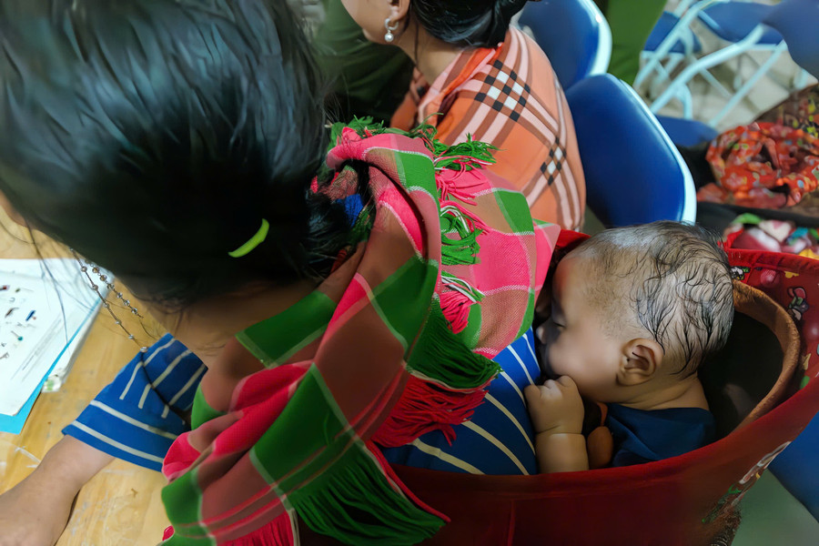 Hình ảnh em bé ngủ gục trên lưng mẹ trong lớp học đã không còn quá xa lạ, trở thành nguồn động lực lớn để người phụ nữ vùng cao "tìm chữ". 1789967564426-2295230556967093304-6963465464266703425-333eece9fd65c3c3622da1a6e9179259.jpg
