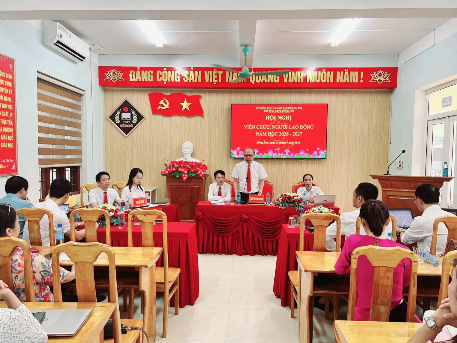 Ông Hoàng Văn Hải, Hiệu trưởng Trường THPT Đồng Hới phát biểu chỉ đạo tại Hội nghị Viên chức và Người lao động năm học 2026–2027. 3.jpg