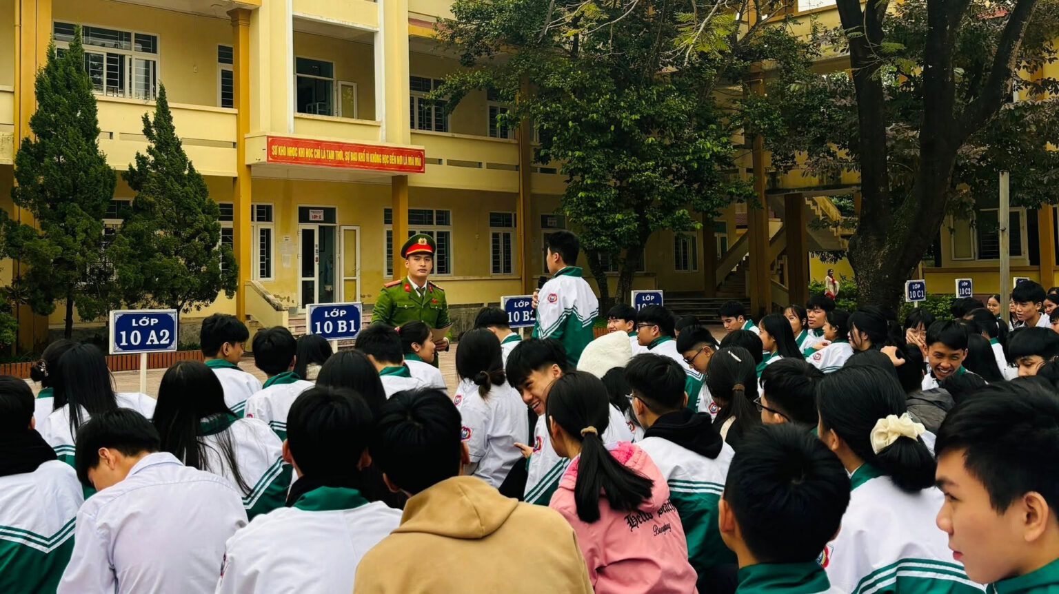 Giáo dục học sinh gắn với trải nghiệm thực tiễn, hướng nghiệp và phát triển năng lực cá nhân. 589500790-122191030886505800-4808568539960908072-n.jpg