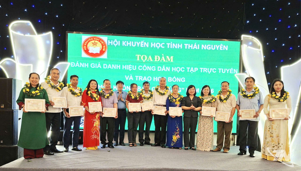 Lãnh đạo Ban Tuyên giáo Tỉnh ủy trao học bổng “Học không bao giờ cùng” năm 2026 cho các cán bộ, hội viên tiêu biểu.