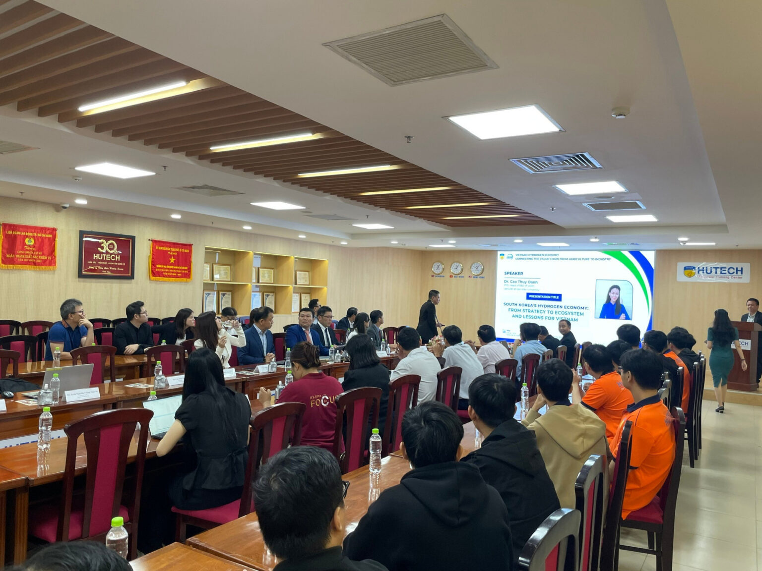 Các chuyên gia thảo luận tại hội thảo. Ảnh: Hà An. f167ed77b61d36436f0c.jpg