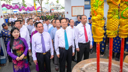 Các đại biểu viếng, dâng hương tại Đình thần Nguyễn Trung Trực.