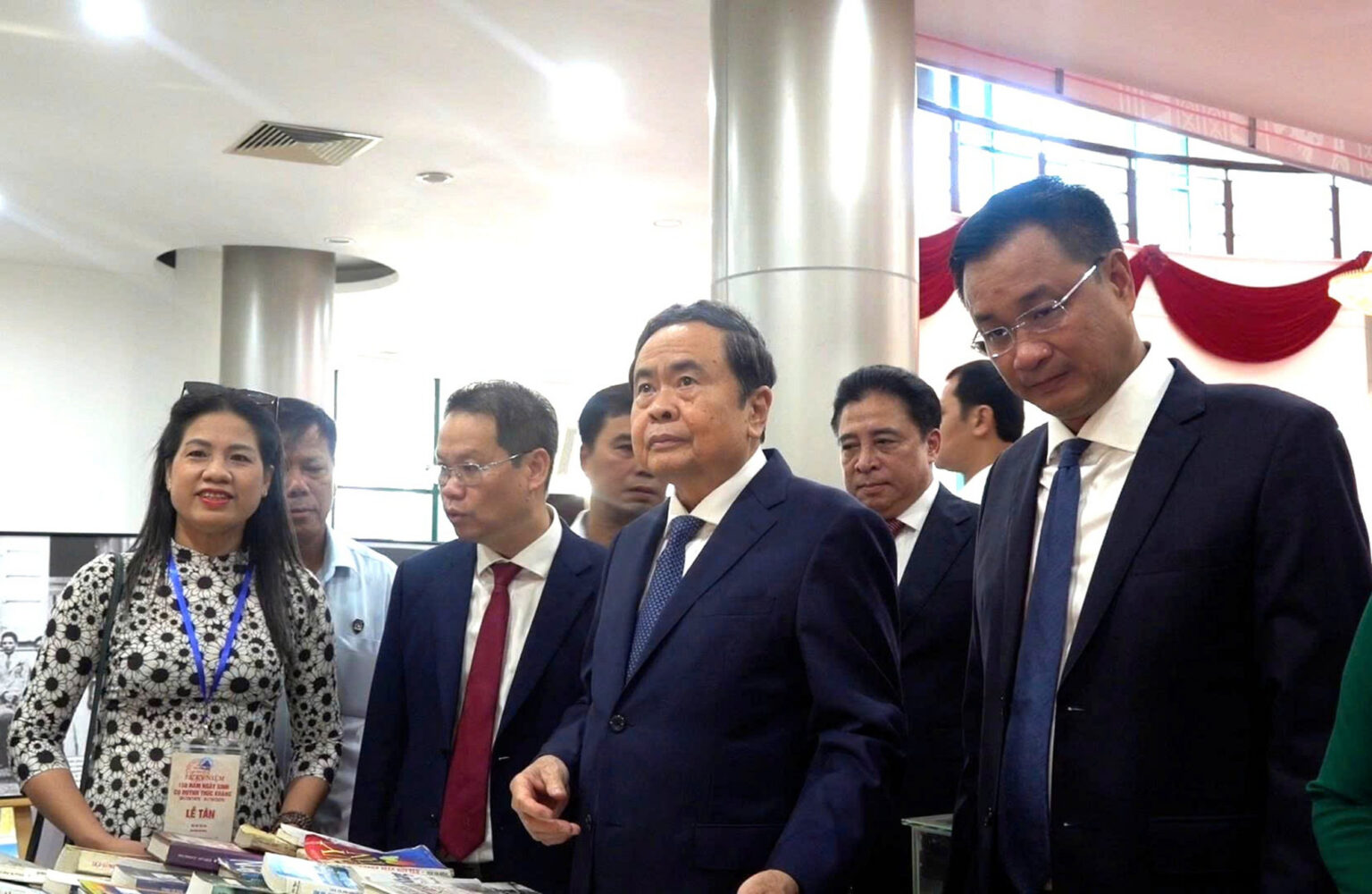 Chủ tịch Quốc hội Trần Thanh Mẫn tham quan Triển lãm sách và tư liệu về cụ Huỳnh Thúc Kháng. 2aobor2pi3jrwpn5gy0gsbfslso2euzgt97t8wcy-1051.jpg