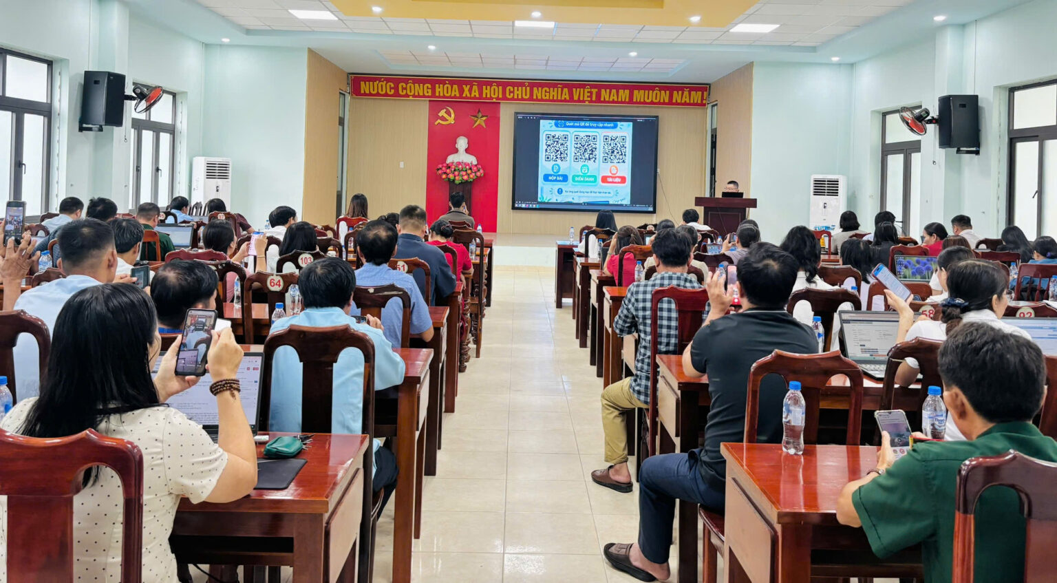 200 cán bộ, công chức và người tham gia công tác tại UBND xã Bình Minh (Quảng Ngãi) được tập huấn AI. 2aobor4tfmxo1rthxffc4dwhfoky2rzbjpgx9ela.jpg