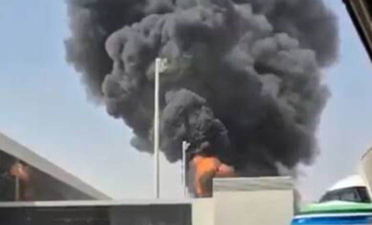 Khói đen bốc cao sau cuộc tấn công của Houthi nhằm vào sân bay quốc tế King Khalid ở Riyadh, Saudi Arabia, ngày 10/10/2026.