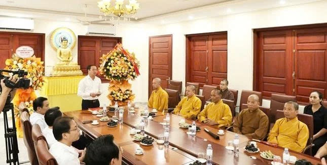 Ông Lương Đức Minh, Trưởng Ban Tuyên giáo Tỉnh ủy thăm, chúc mừng Phật đản Phật lịch 2570. img-1084.jpg