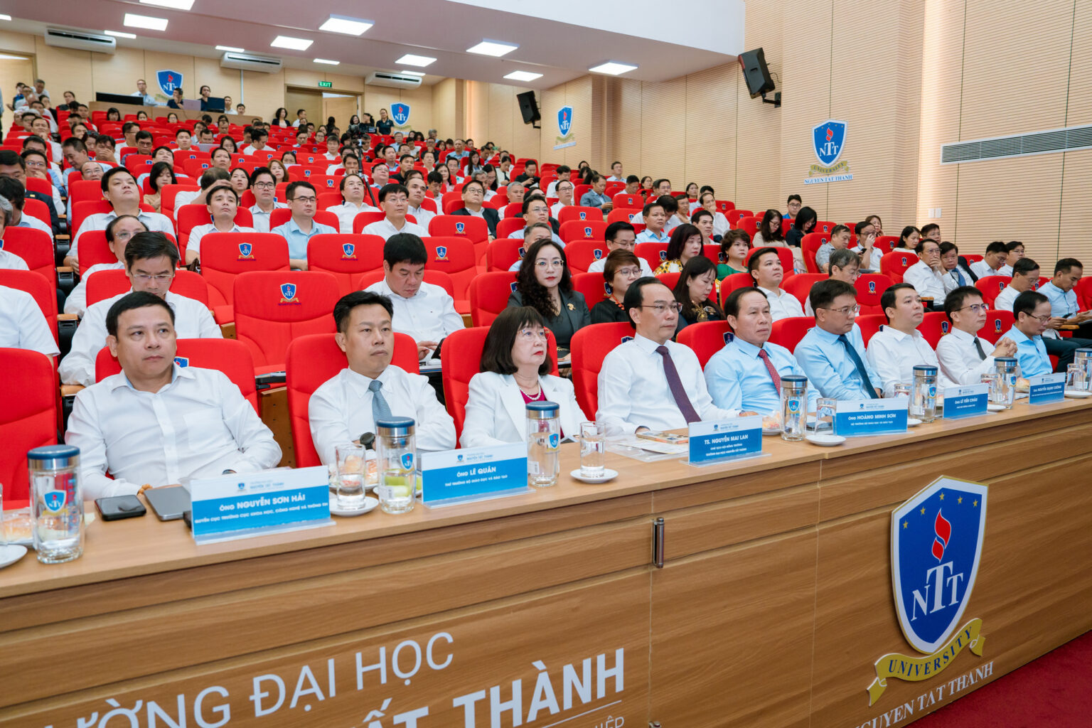 Phó Thủ tướng Chính phủ Lê Tiến Châu, Bộ trưởng Bộ GD&ĐT Hoàng Minh Sơn, Thứ trưởng Bộ GD&ĐT Lê Quân cùng các đại biểu dự hội nghị. nttu-15.jpg