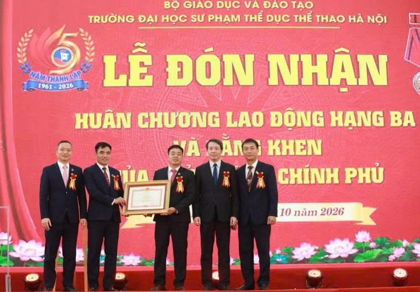 Thứ trưởng Bộ GD&ĐT Phạm Quang Hưng trao Bằng khen của Thủ tướng Chính phủ cho tập thể Trường Đại học Sư phạm Thể dục thể thao Hà Nội.